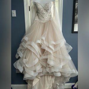 Size 10 Mori Lee wedding dress. Worn for 6 hours, mint condition.